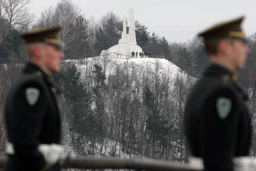 Pirmąją naujų metų dieną Gedimino kalne suplevėsavo 2010 metų trispalvė 