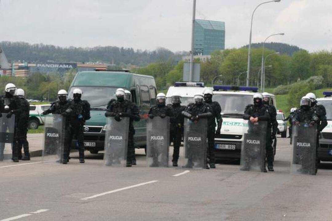 Po eitynių - riaušės. P.Gražulis ir K.Uoka išvesdinti jėga