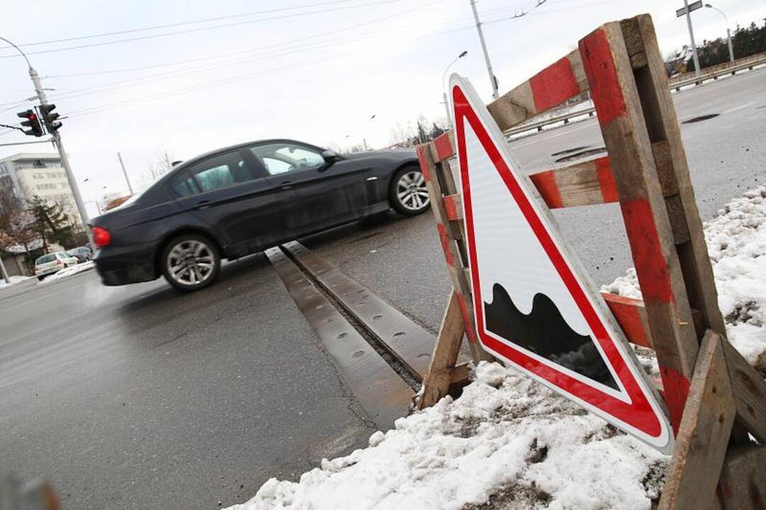 Kauno gatvių krateriai mašinas laužys bent iki pavasario