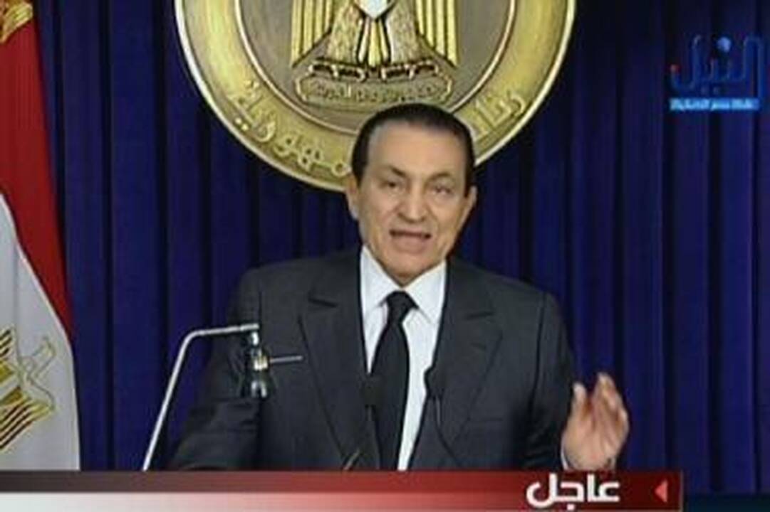 Egipto prezidentas neatsistatydina, protestuotojai - įtūžę (papildyta)