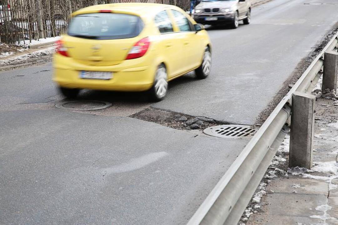 Kauno gatvių krateriai mašinas laužys bent iki pavasario
