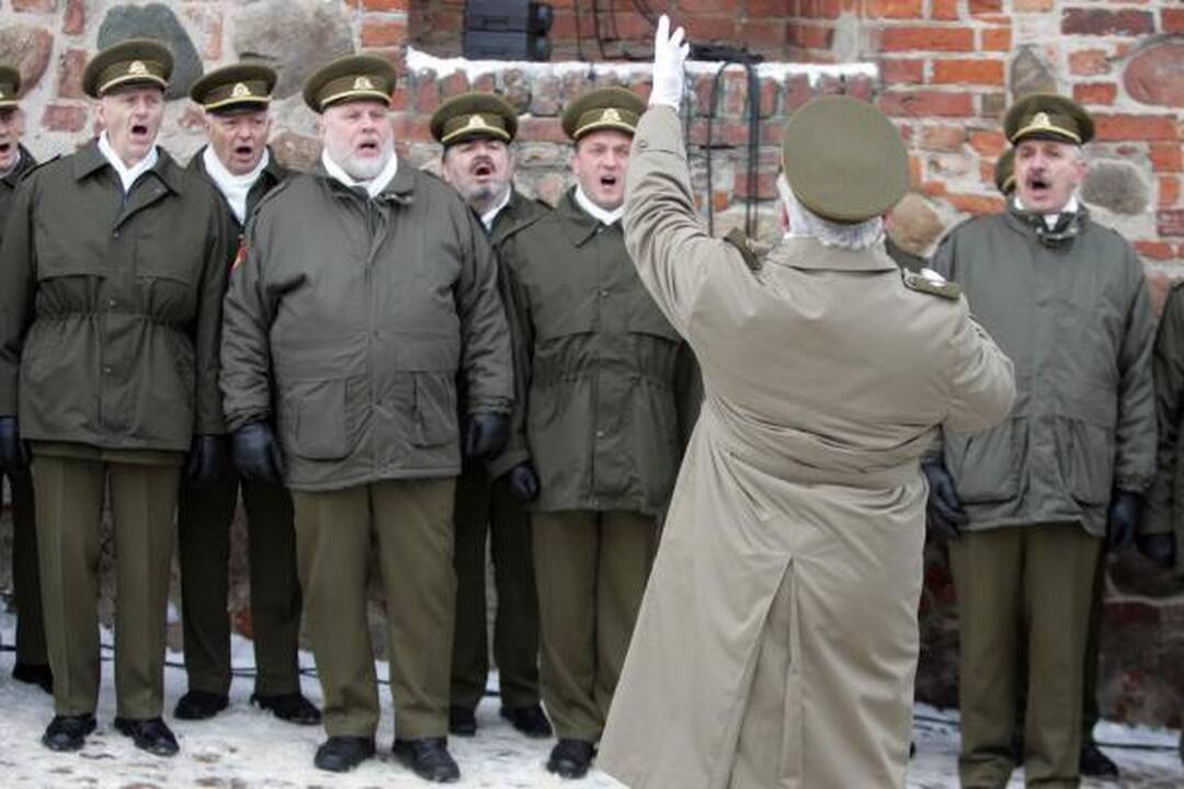 Pirmąją naujų metų dieną Gedimino kalne suplevėsavo 2010 metų trispalvė 