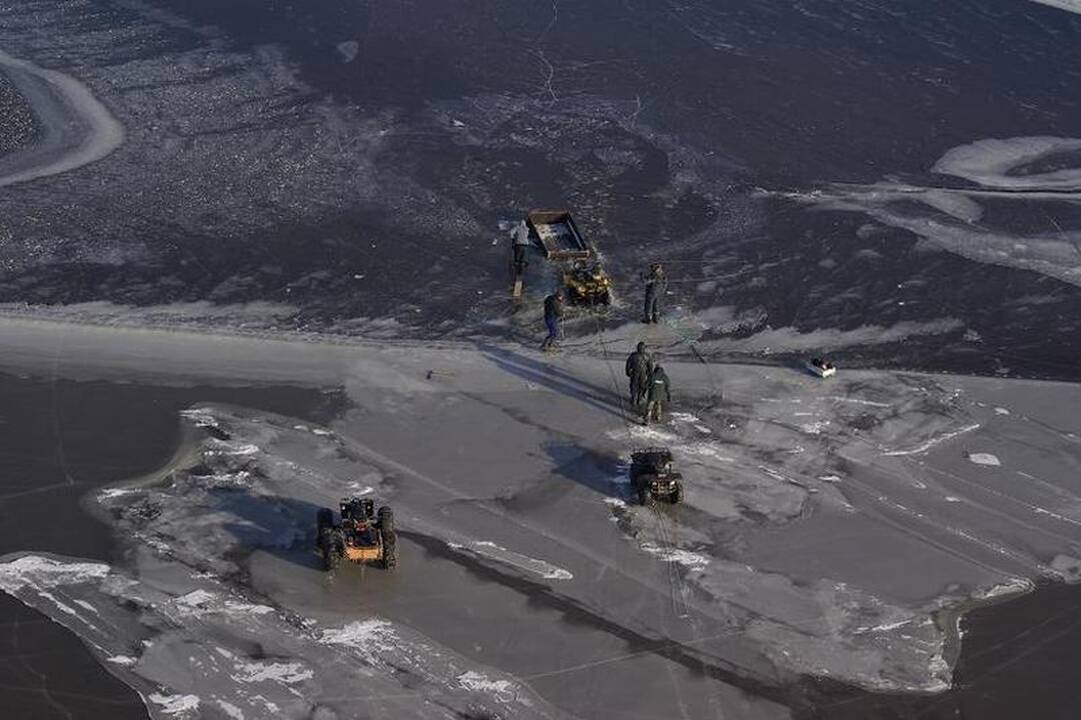 Kuršių mariose įlūžo keturratis motociklas su priekaba