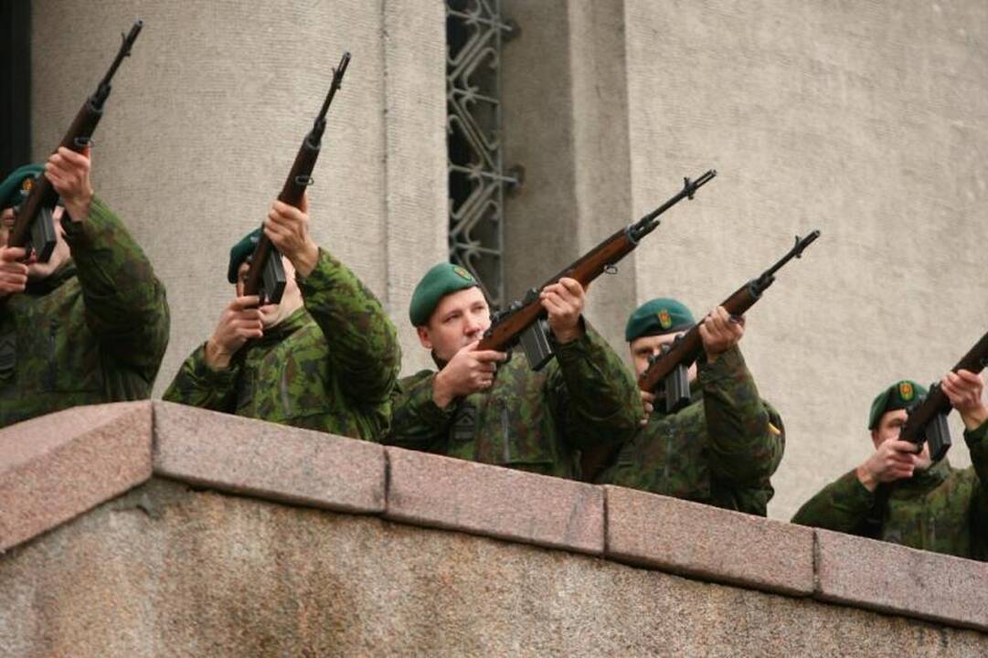 Kariuomenės dienos proga Kaune aidėjo salvės