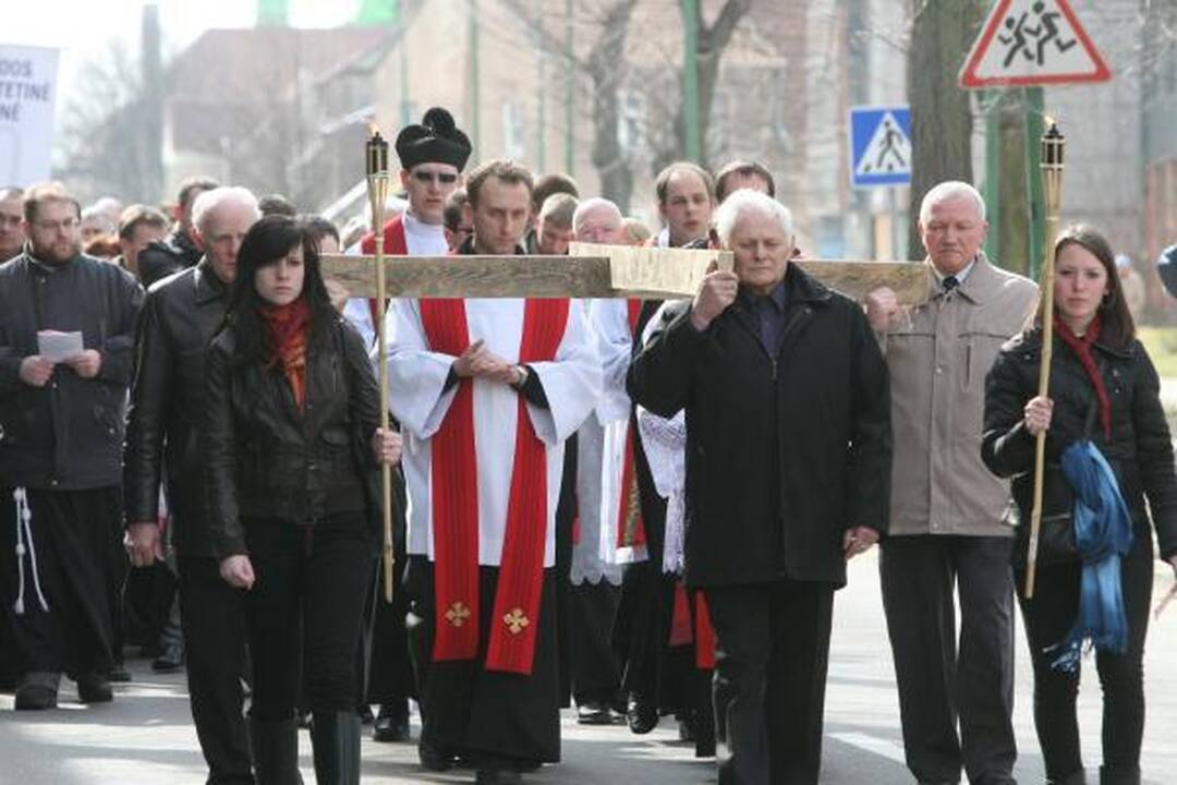 Kristaus kryžiaus kelią ėjo šimtai klaipėdiečių