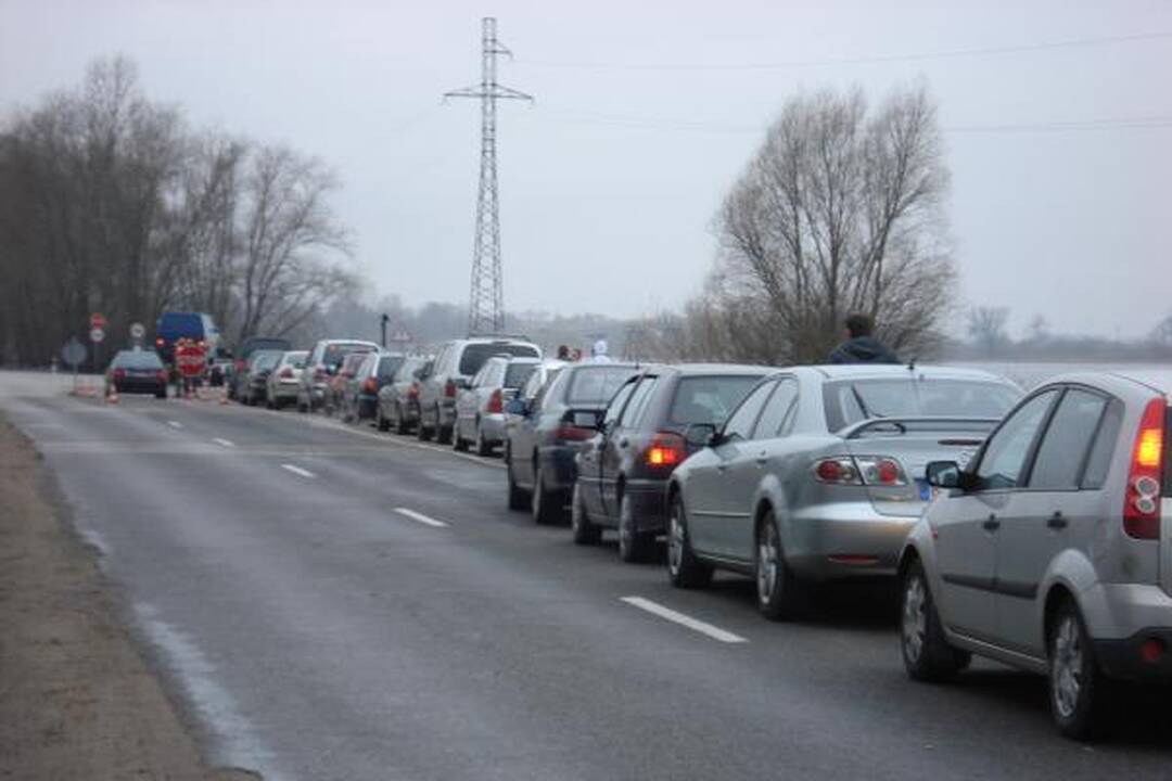 Šaktarpio šventė: automobilių eilės Rusnėje