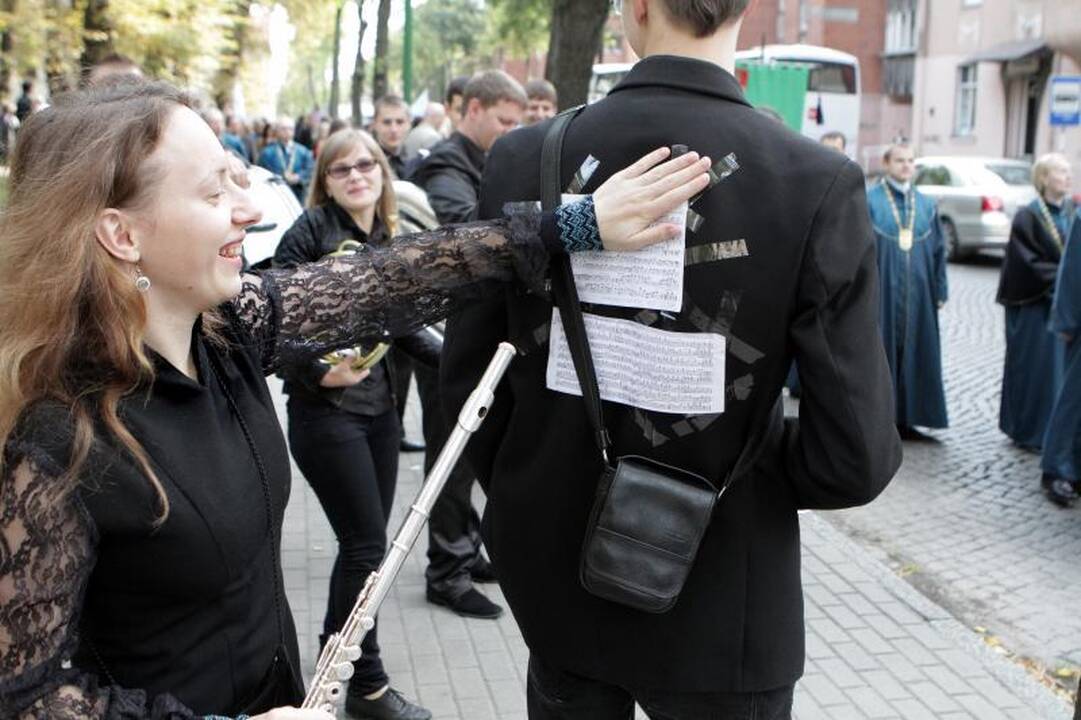 "World Press Photo" konkursą laimėjo nuo vyro smurto nukentėjusią afganę vaizduojanti nuotrauka