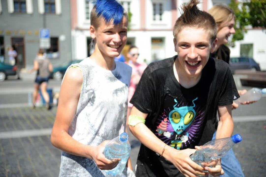 Vilniečiai nuo kaitros atsigaivino vandens mūšyje