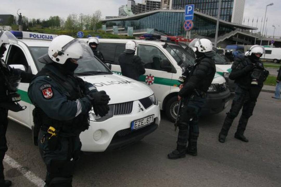 Po eitynių - riaušės. P.Gražulis ir K.Uoka išvesdinti jėga