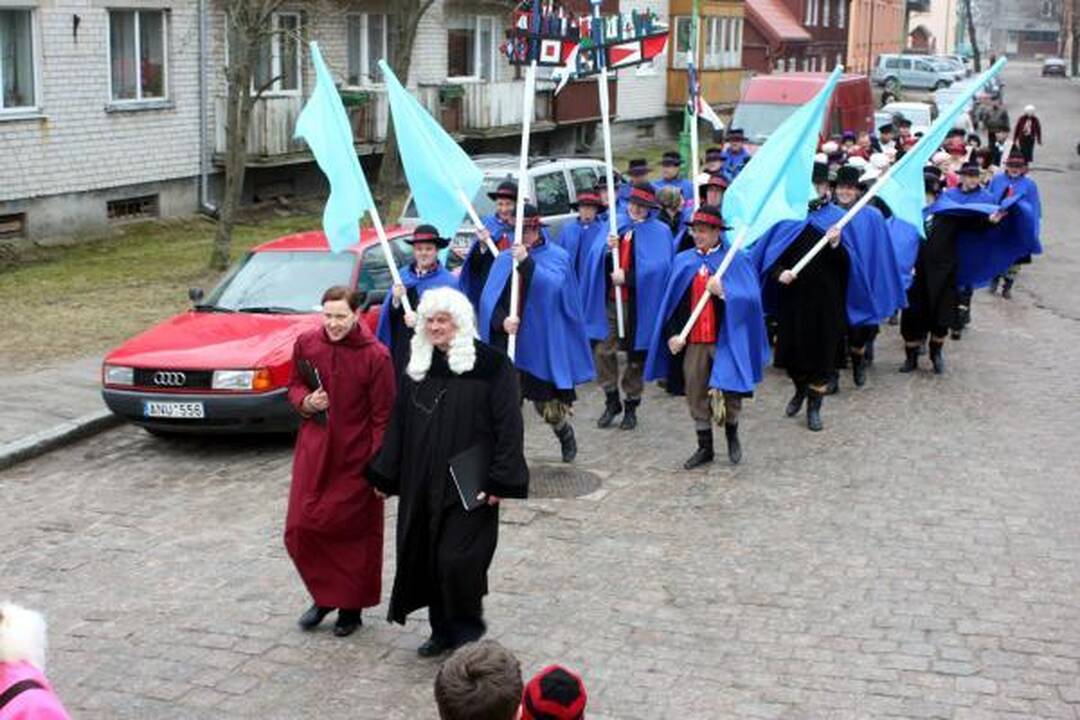 Šaktarpio šventė: automobilių eilės Rusnėje