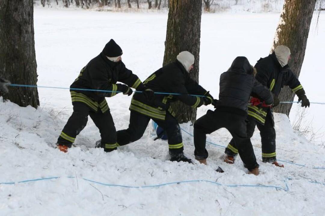 Drama ant ledo: gelbėdami įlūžusius žvejus skendo ir ugniagesiai