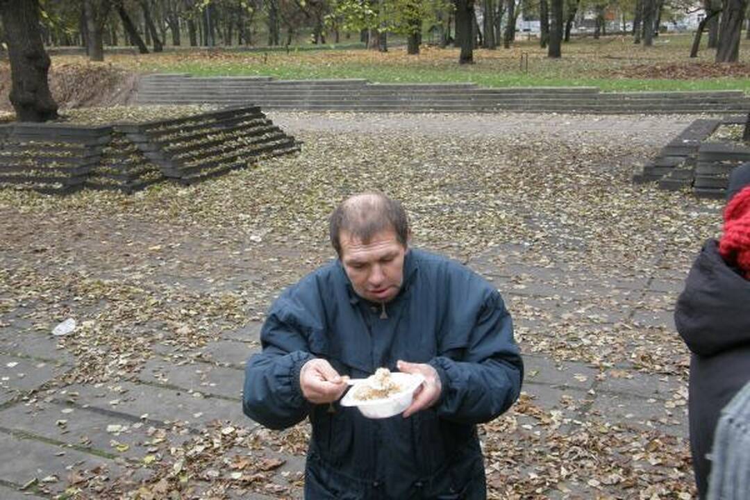 Savanoriai Vilniaus centre maitino dešimtis alkstančiųjų