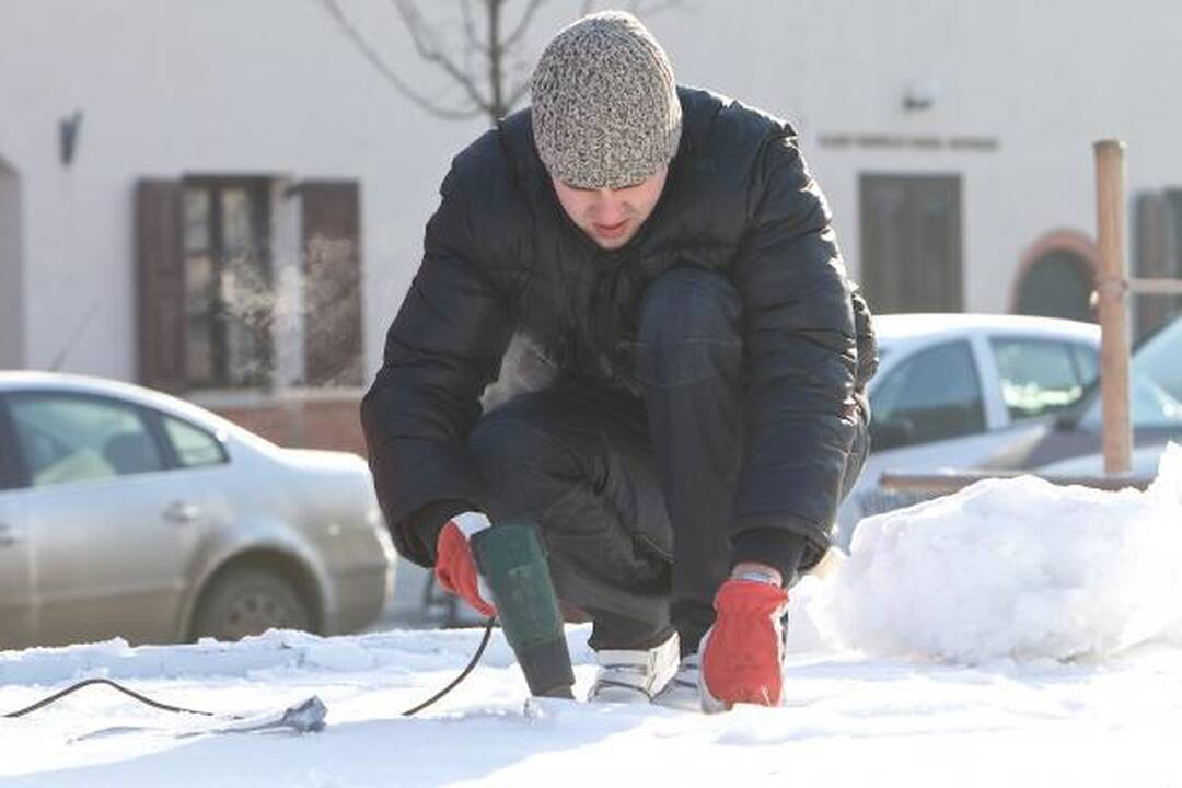 Spaudžiant šaltukui Rotušės čiuožyklos ledas tirpdomas dirbtinai