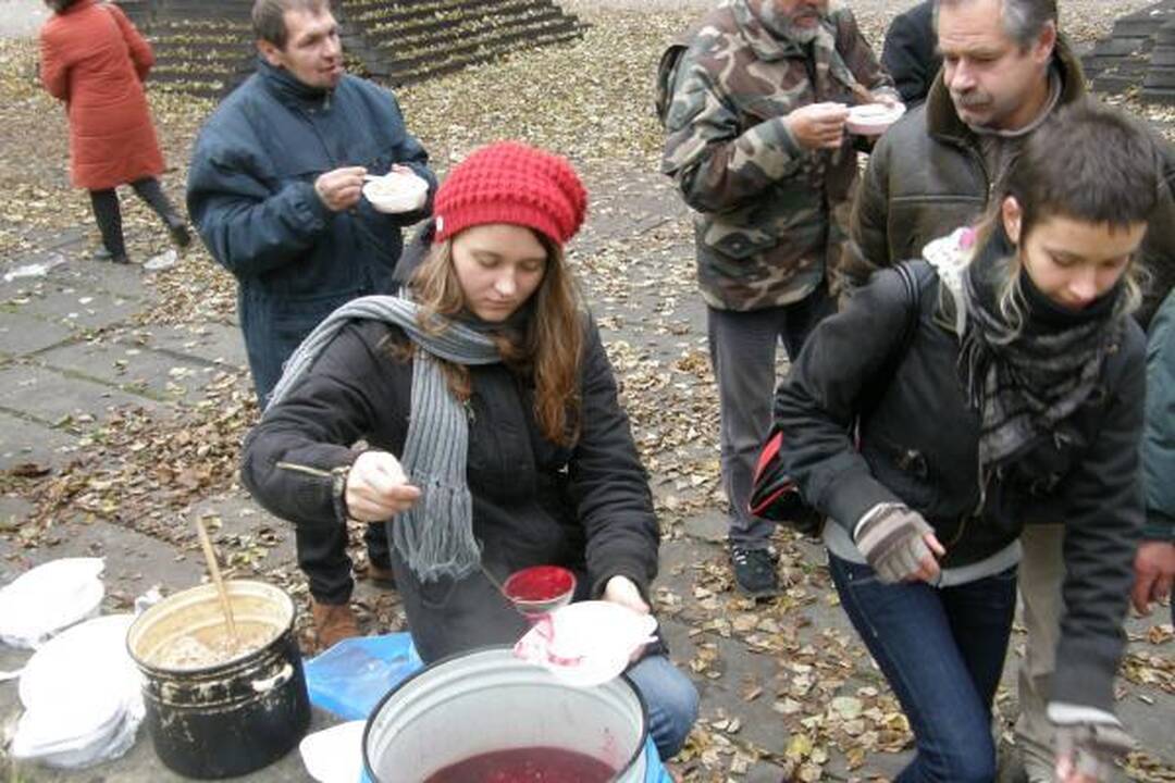 Savanoriai Vilniaus centre maitino dešimtis alkstančiųjų