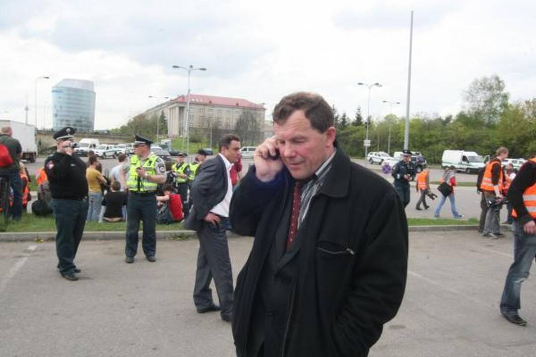 Po eitynių - riaušės. P.Gražulis ir K.Uoka išvesdinti jėga