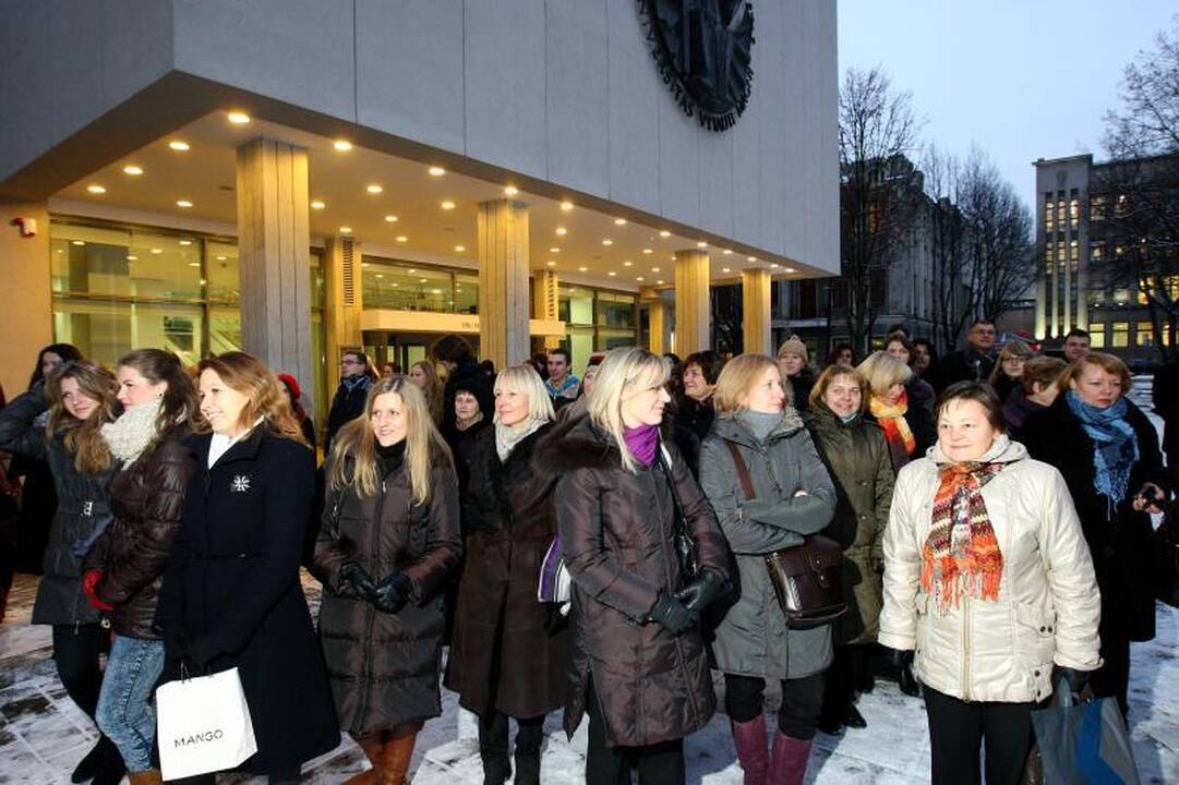 Eglutės įžiebimo šventėje studentai nepamiršo likimo nuskriaustų vaikų