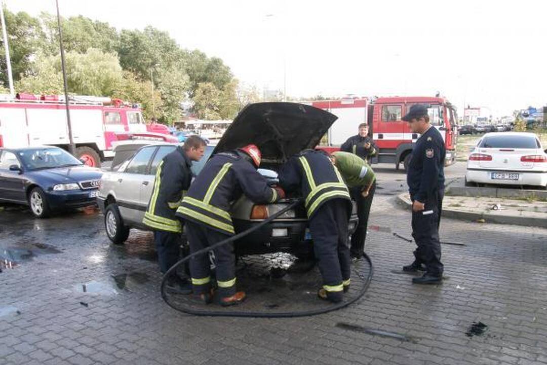 Uostamiestyje užsidegė „Audi“
