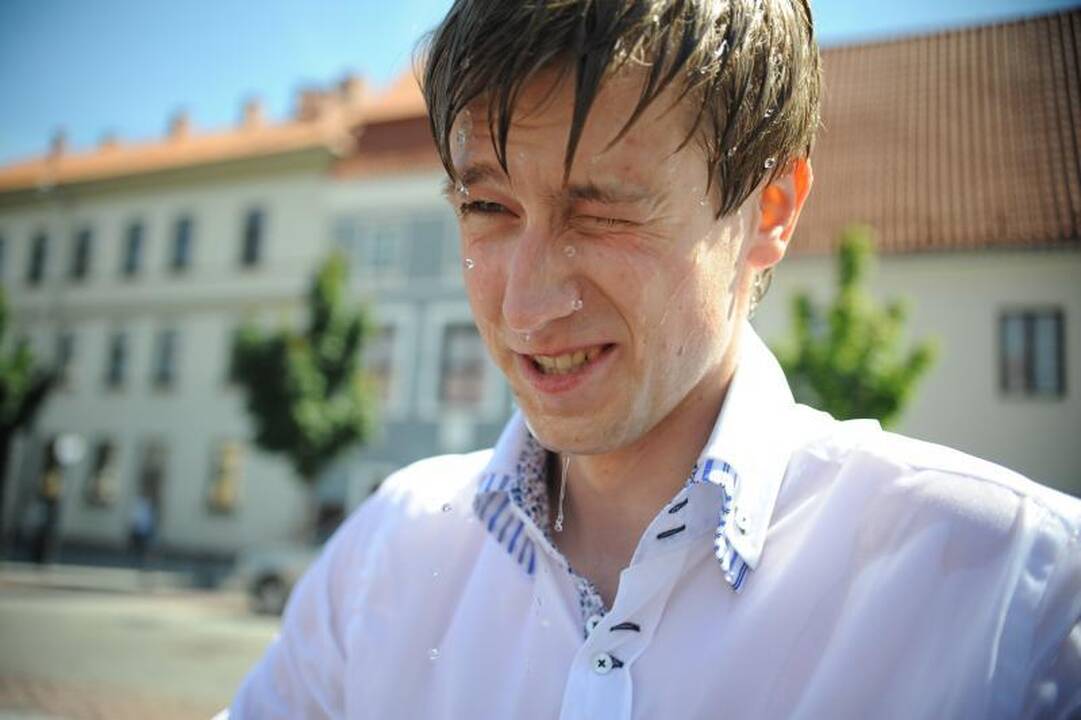 Vilniečiai nuo kaitros atsigaivino vandens mūšyje