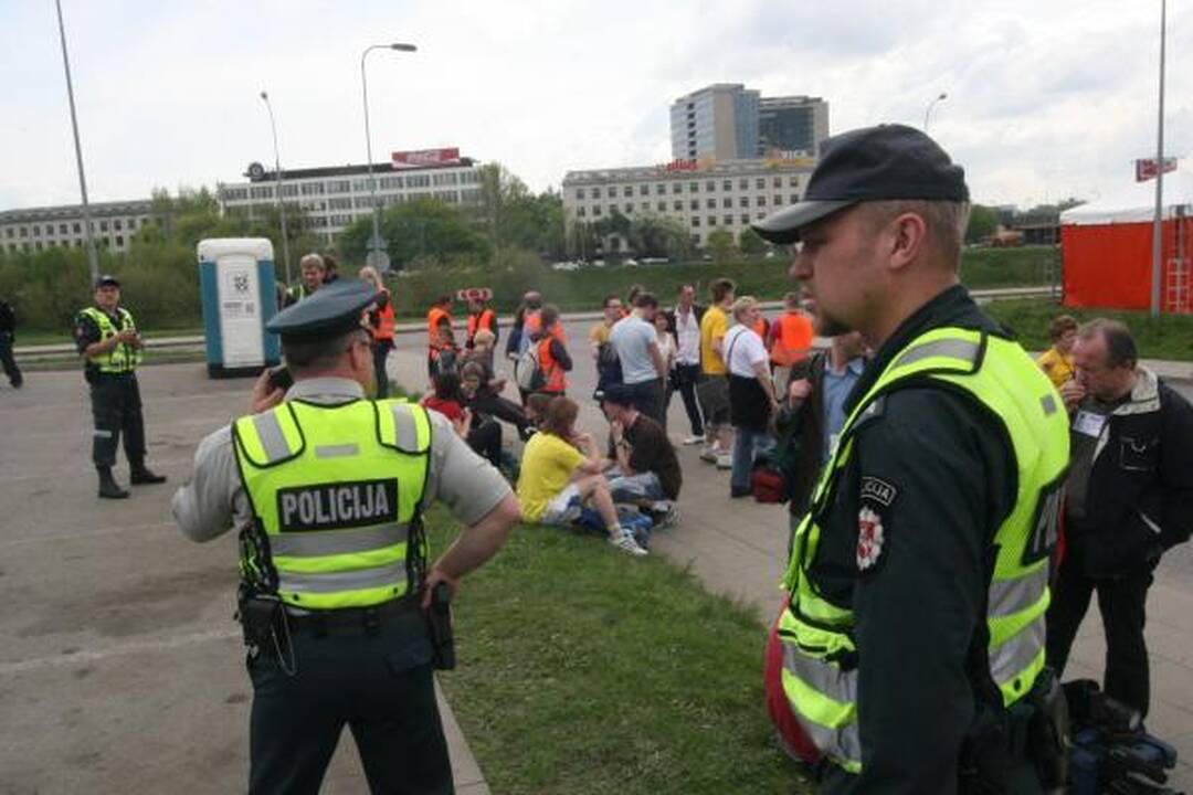 Po eitynių - riaušės. P.Gražulis ir K.Uoka išvesdinti jėga