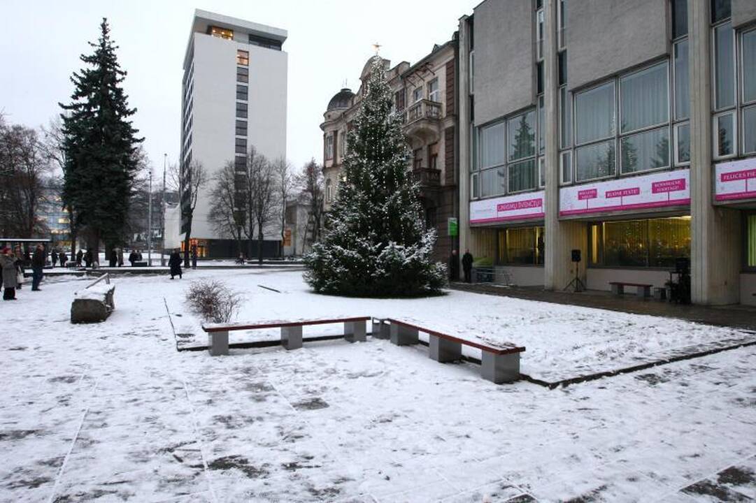 Eglutės įžiebimo šventėje studentai nepamiršo likimo nuskriaustų vaikų