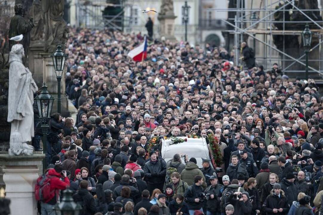 Vaclavo Havelo karstas pervežtas į Prahos pilį