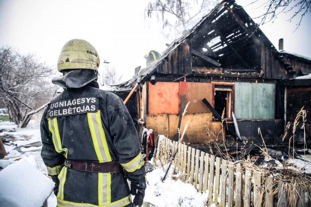 Per gaisrą Palemono gatvėje išgelbėti trys žmonės