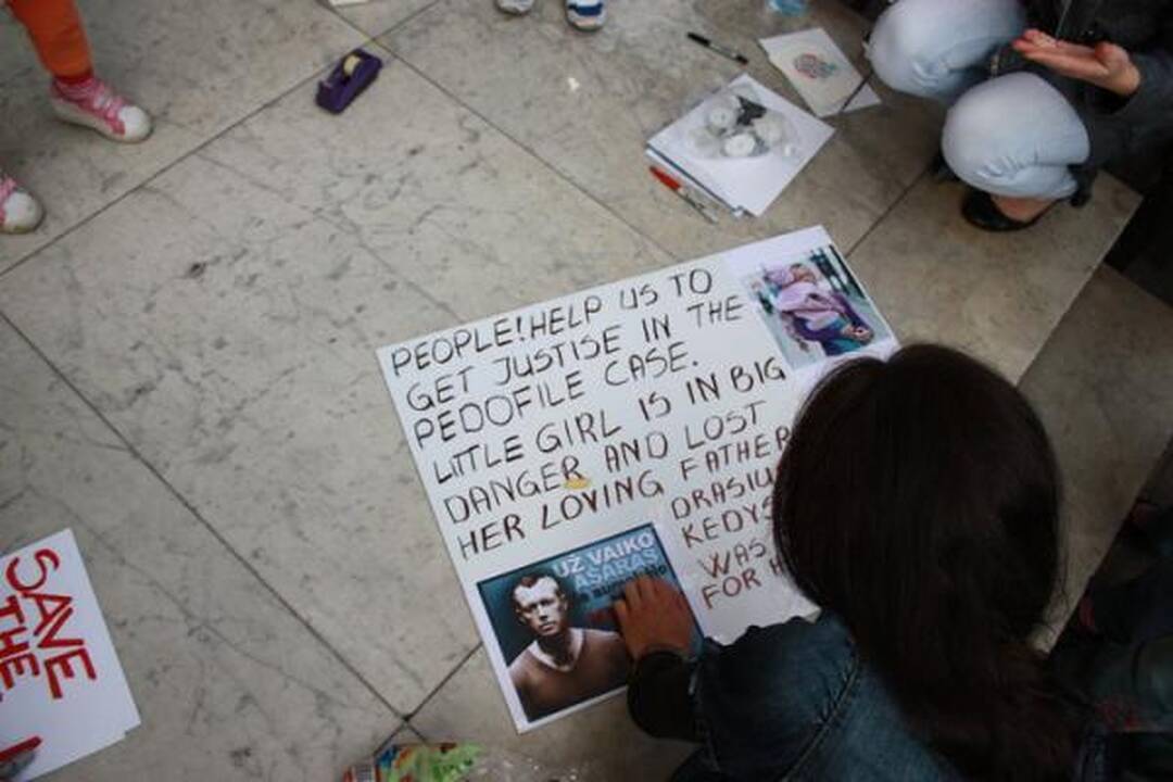 Prieš D.Kedžio dukters atidavimą motinai - protestas Londone ir pasmerkimas Rumunijoje (papildyta)
