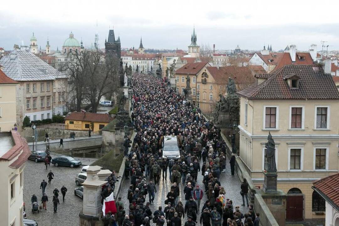 Vaclavo Havelo karstas pervežtas į Prahos pilį
