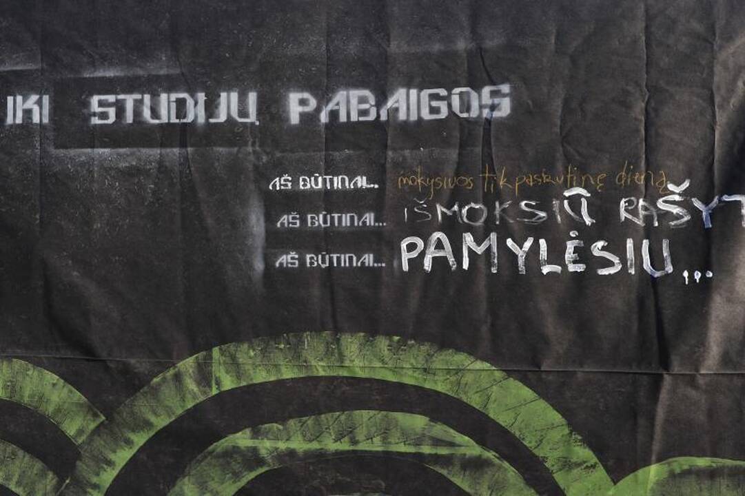 Kaune studentai už simbolinę kainą pirko diplomus