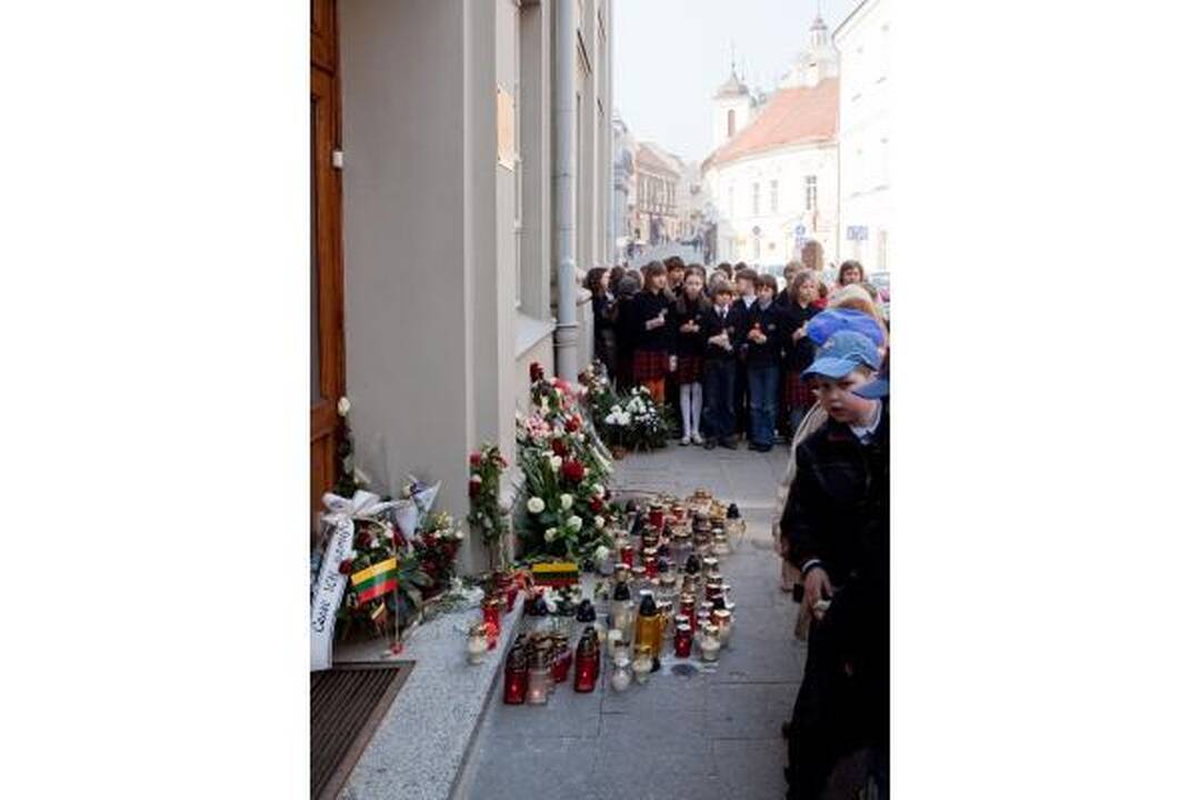 Vilniaus moksleiviai prie Lenkijos ambasados pagerbia žuvusiuosius (dar papildyta)