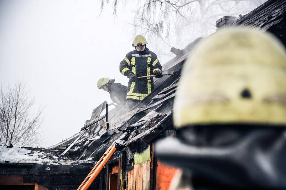 Per gaisrą Palemono gatvėje išgelbėti trys žmonės
