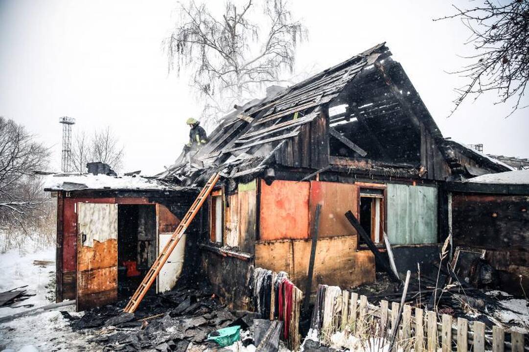 Per gaisrą Palemono gatvėje išgelbėti trys žmonės