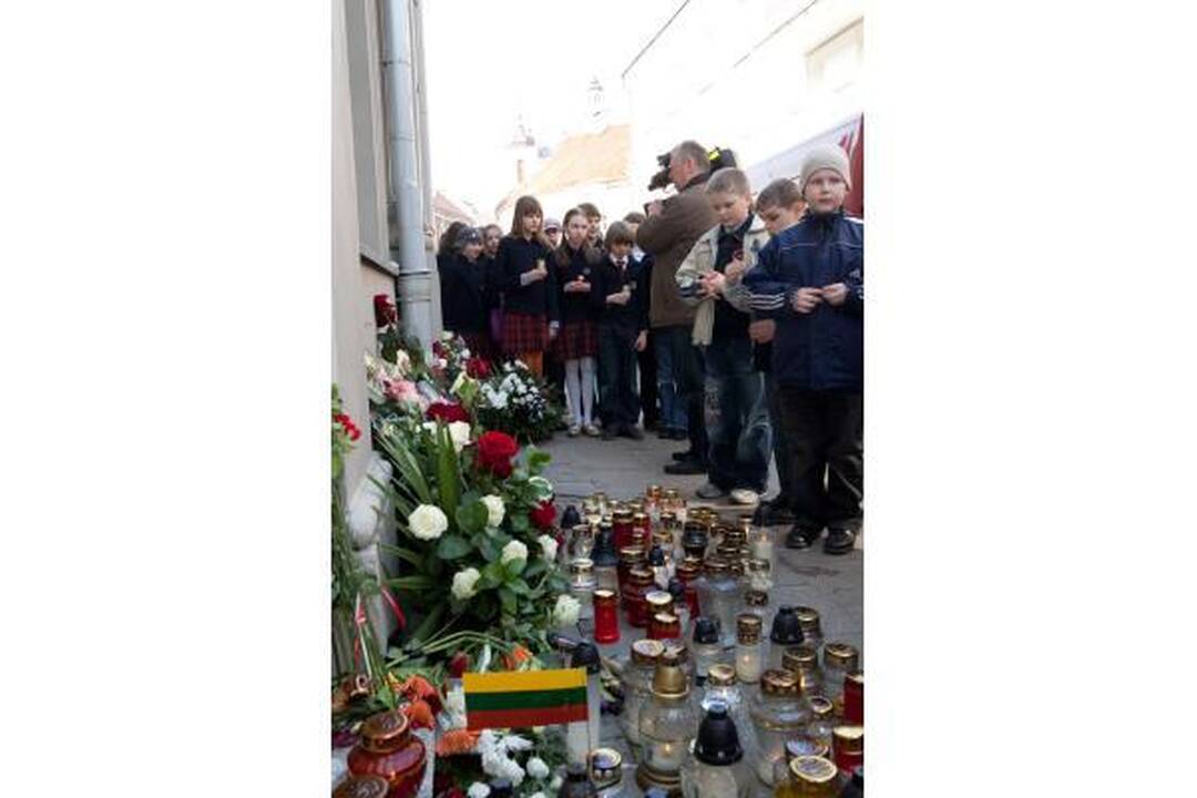 Vilniaus moksleiviai prie Lenkijos ambasados pagerbia žuvusiuosius (dar papildyta)