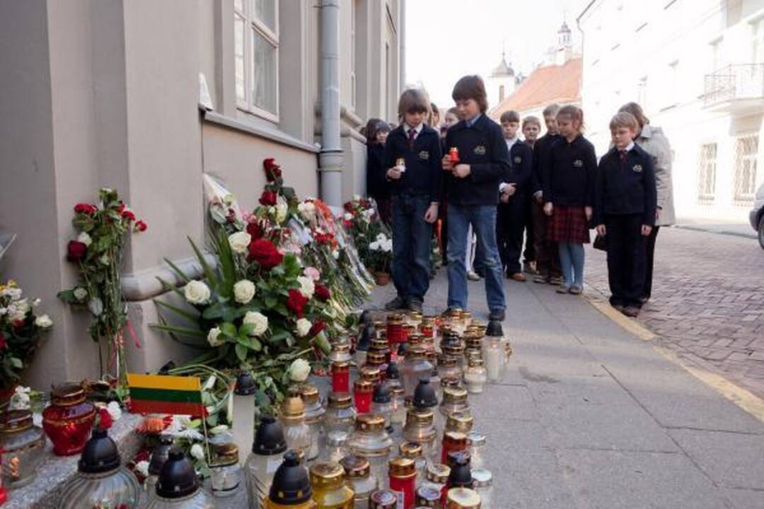 Vilniaus moksleiviai prie Lenkijos ambasados pagerbia žuvusiuosius (dar papildyta)