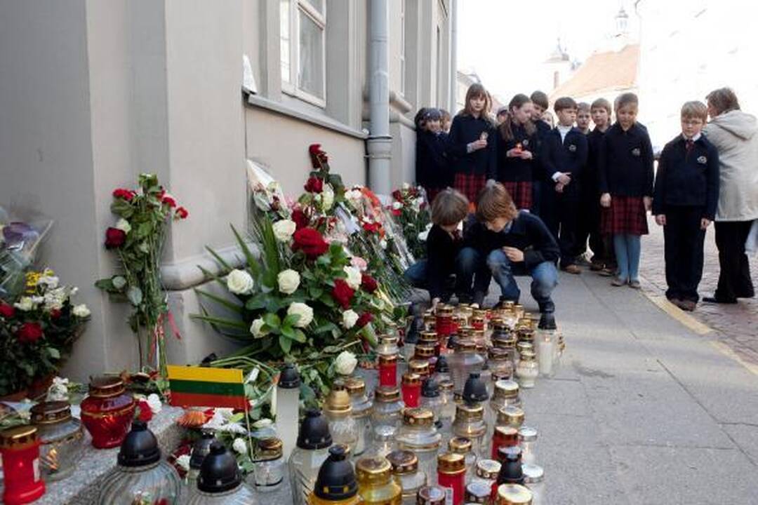 Vilniaus moksleiviai prie Lenkijos ambasados pagerbia žuvusiuosius (dar papildyta)