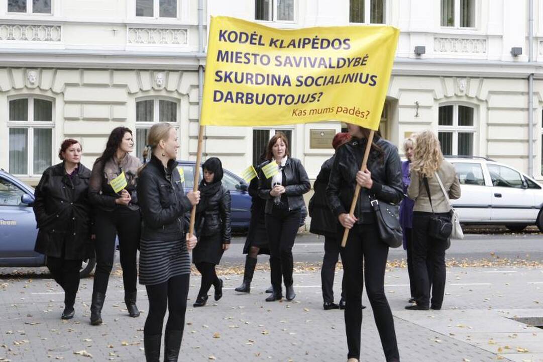 Socialiniai darbuotojai piketavo prie Klaipėdos savivaldybės