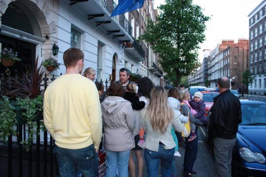 Prieš D.Kedžio dukters atidavimą motinai - protestas Londone ir pasmerkimas Rumunijoje (papildyta)