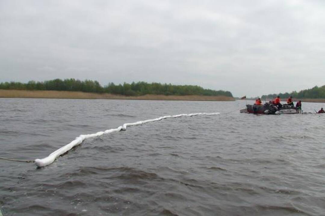 Iš Kuršių marių traukiami nuskendę rusų automobiliai