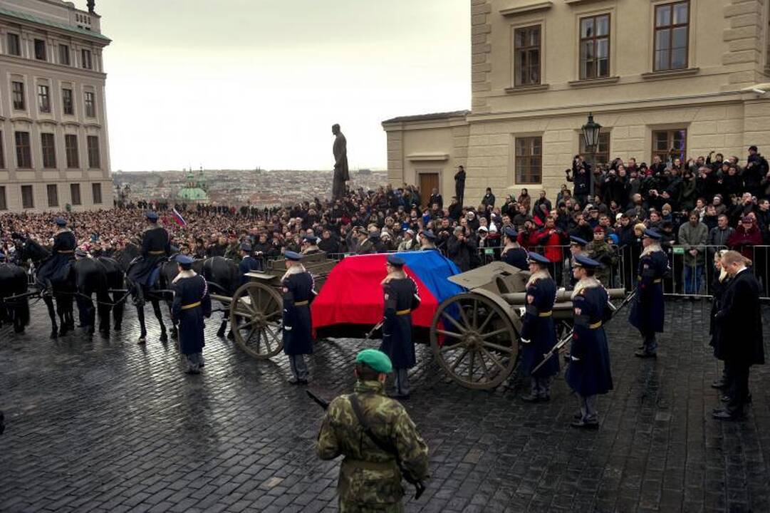 Vaclavo Havelo karstas pervežtas į Prahos pilį