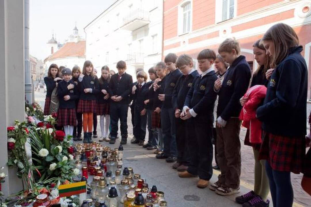 Vilniaus moksleiviai prie Lenkijos ambasados pagerbia žuvusiuosius (dar papildyta)