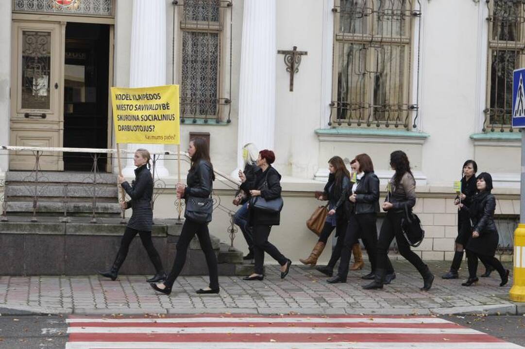 Socialiniai darbuotojai piketavo prie Klaipėdos savivaldybės