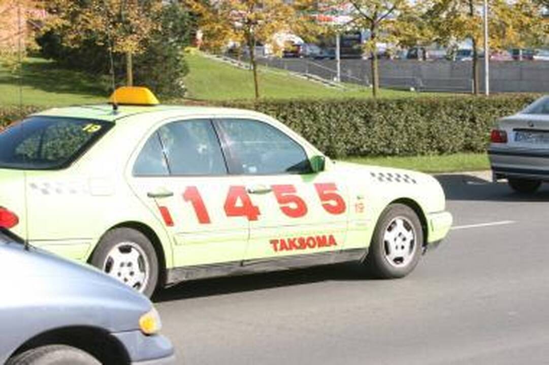 „Taksomos“ taksistai iš klientų reikalavo didesnio mokesčio