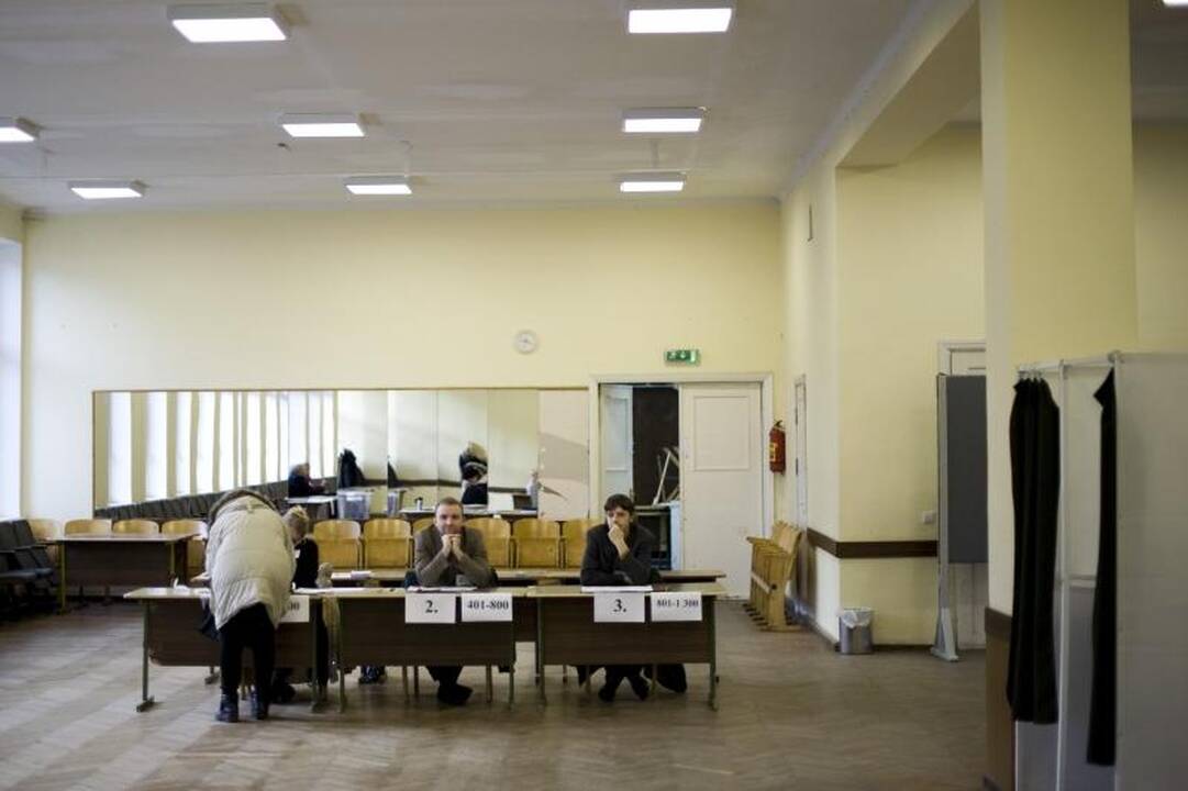 Kauniečiai balsuoti pradėjo anksti, bet vangiai