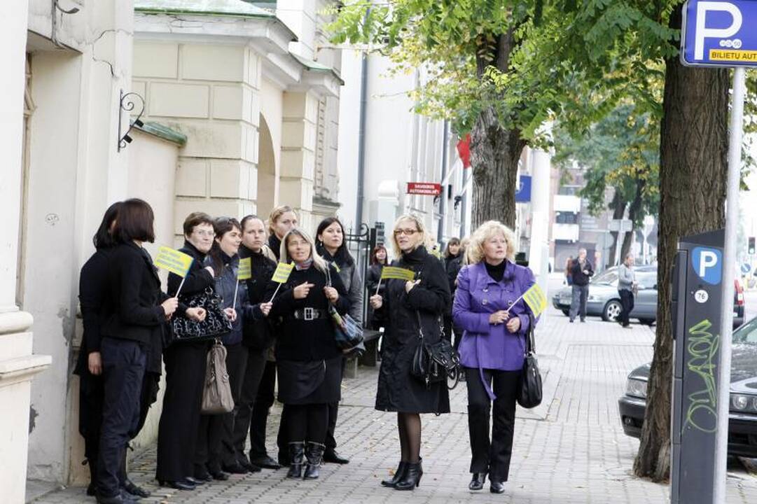 Socialiniai darbuotojai piketavo prie Klaipėdos savivaldybės