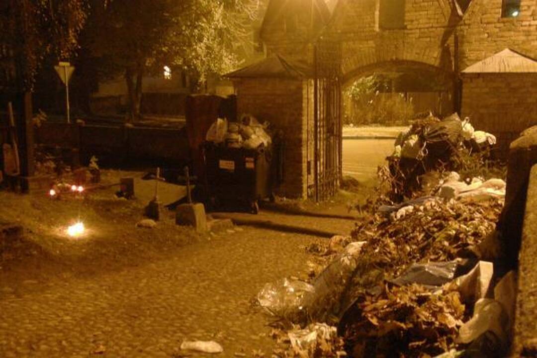 Vėlinių išvakarėse – šiukšlių kalnai prie kapinių vartų