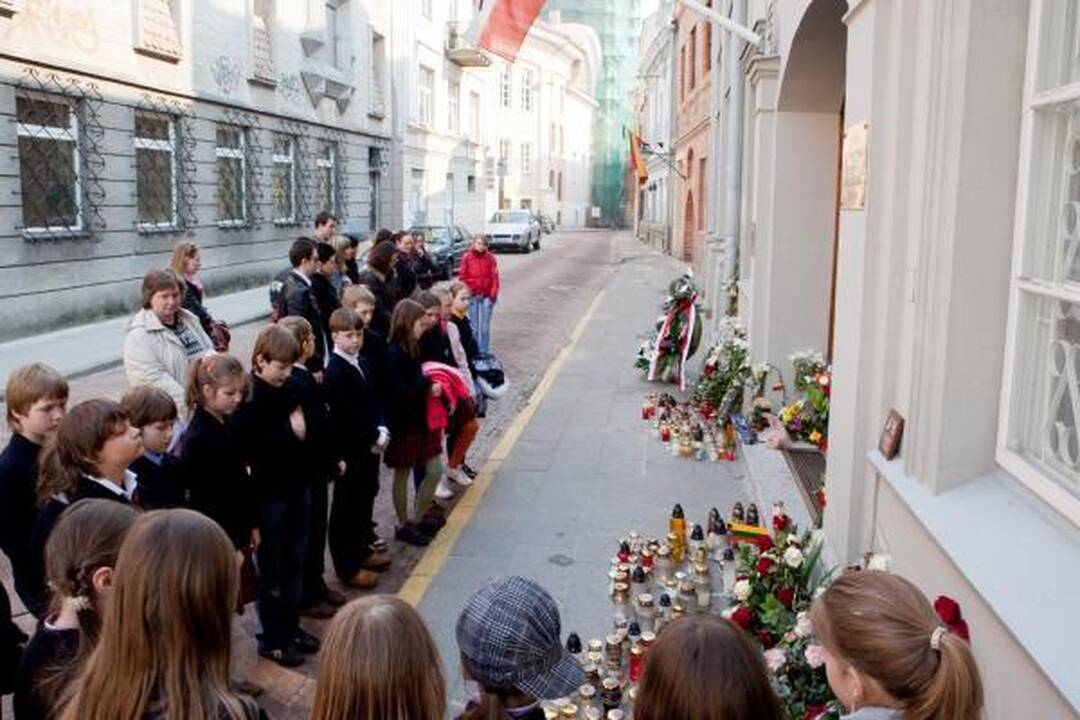 Vilniaus moksleiviai prie Lenkijos ambasados pagerbia žuvusiuosius (dar papildyta)