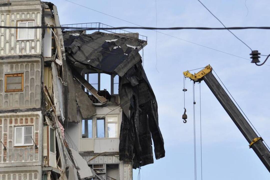 Rusijoje dėl sprogimo sugriuvus daugiaaukščiui, žuvo keturi žmonės
