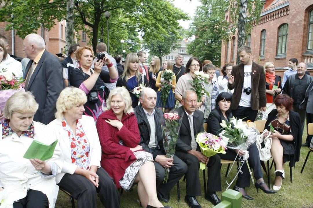 Klaipėdos universitetą papuošė nauja skulptūra
