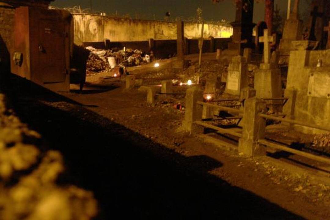 Vėlinių išvakarėse – šiukšlių kalnai prie kapinių vartų