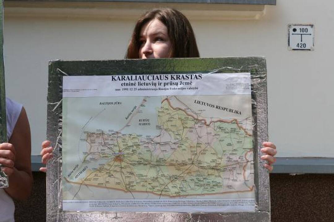 Atidengė atminimo lentą